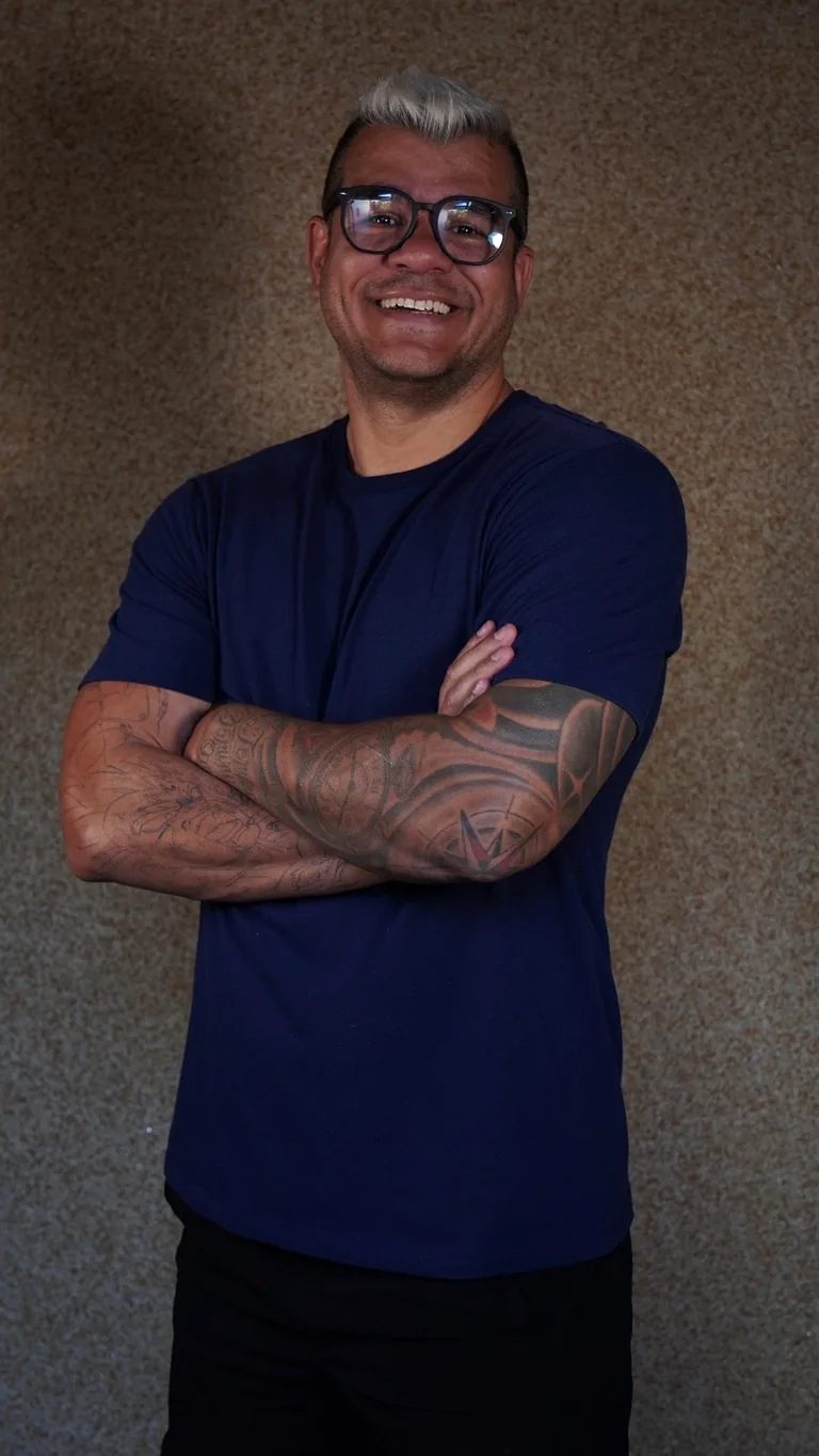 Professor Valdoeste sorrindo, de braços cruzados
